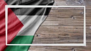 דגל פלסטיני על שולחן עץ
