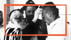 יצחק רבין מניח תפילין בעזרת הרב מנדל פוטרפס, בעת ביקור בכפר חב”ד ב-1980